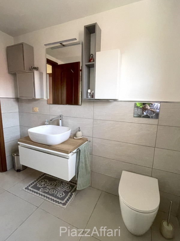 In zona di campagna ma a soli 1,5 km dal centro del paese, casa singola di importante metratura, ...