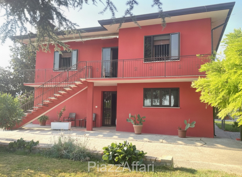 In zona di campagna ma a soli 1,5 km dal centro del paese, casa singola di importante metratura, ...
