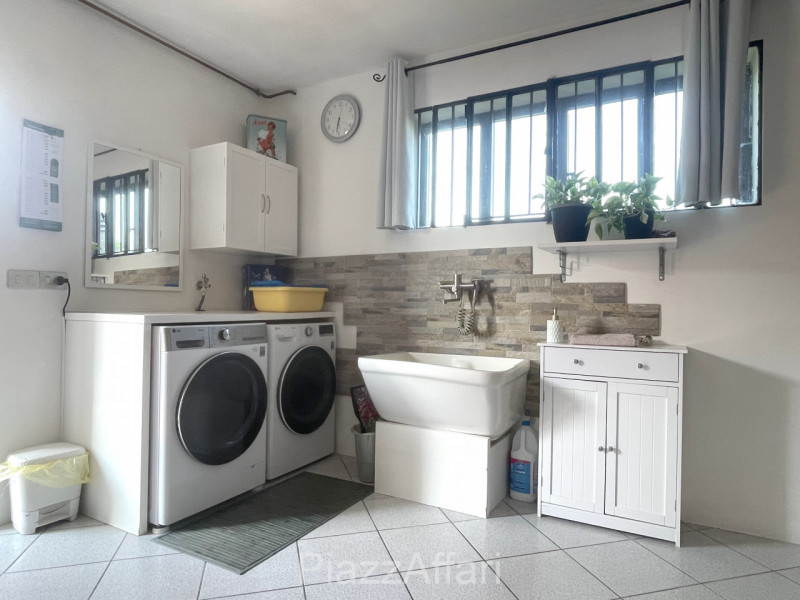 In zona di campagna ma a soli 1,5 km dal centro del paese, casa singola di importante metratura, ...