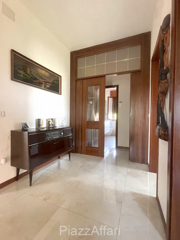 In zona di campagna ma a soli 1,5 km dal centro del paese, casa singola di importante metratura, ...