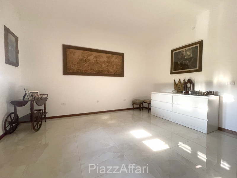In zona di campagna ma a soli 1,5 km dal centro del paese, casa singola di importante metratura, ...