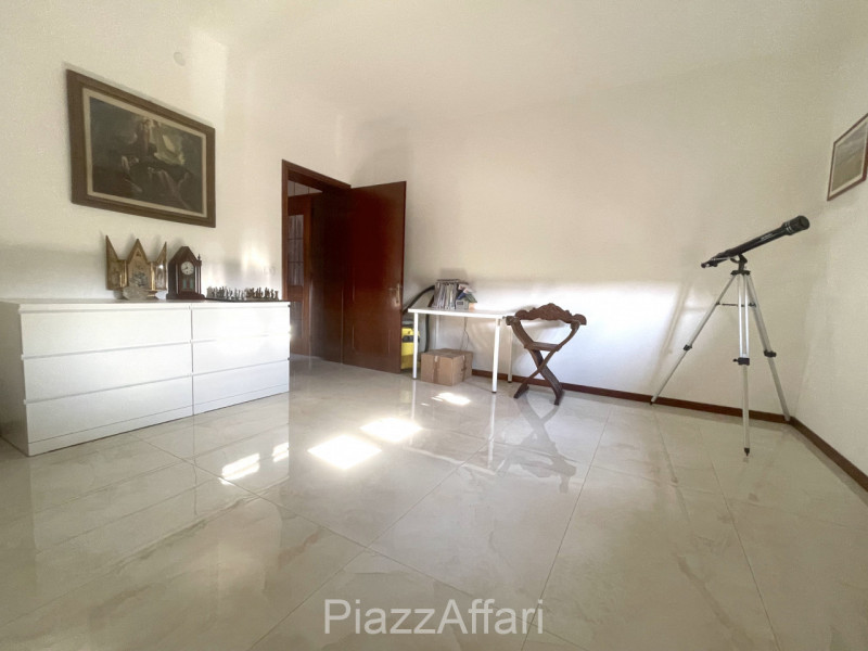 In zona di campagna ma a soli 1,5 km dal centro del paese, casa singola di importante metratura, ...