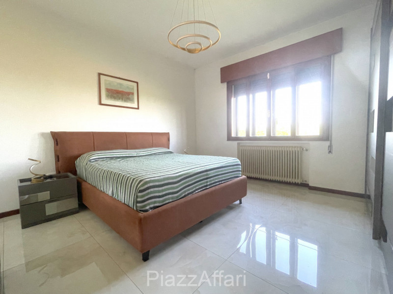 In zona di campagna ma a soli 1,5 km dal centro del paese, casa singola di importante metratura, ...