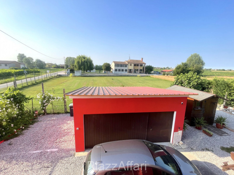 In zona di campagna ma a soli 1,5 km dal centro del paese, casa singola di importante metratura, ...