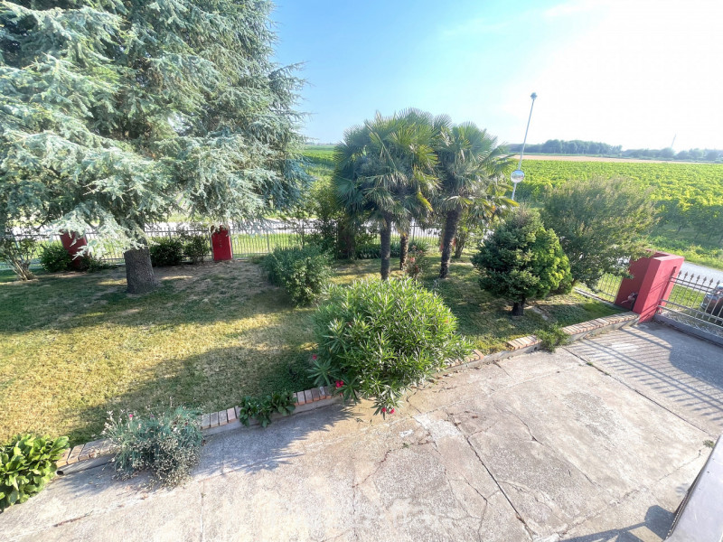 In zona di campagna ma a soli 1,5 km dal centro del paese, casa singola di importante metratura, ...