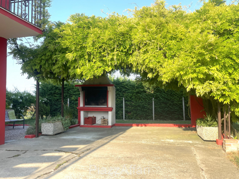 In zona di campagna ma a soli 1,5 km dal centro del paese, casa singola di importante metratura, ...