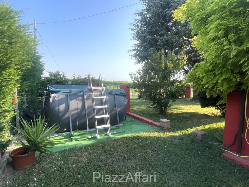 In zona di campagna ma a soli 1,5 km dal centro del paese, casa singola di importante metratura, ...