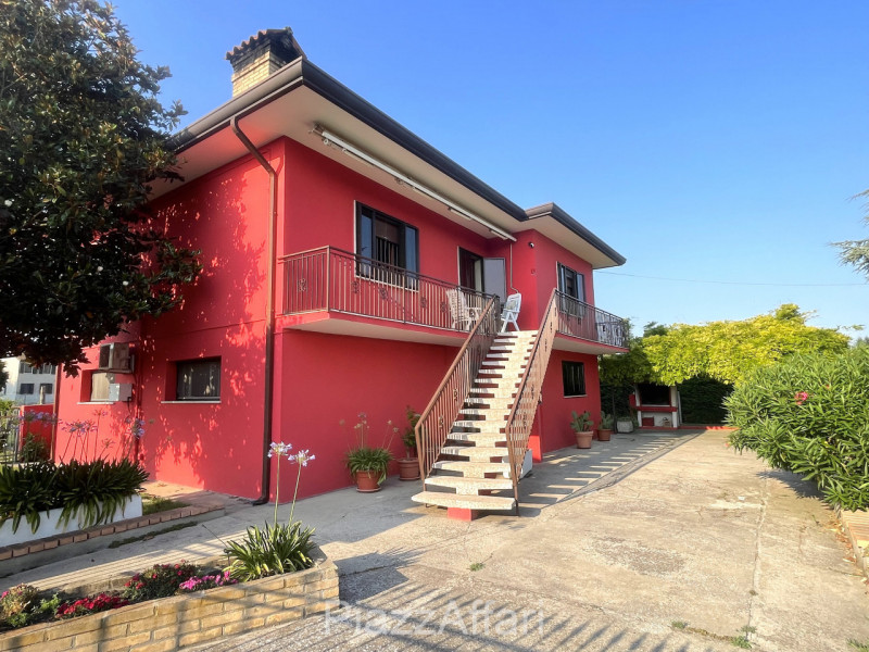 In zona di campagna ma a soli 1,5 km dal centro del paese, casa singola di importante metratura, ...