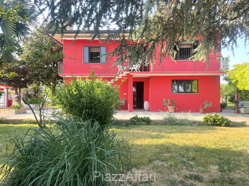 In zona di campagna ma a soli 1,5 km dal centro del paese, casa singola di importante metratura, ...