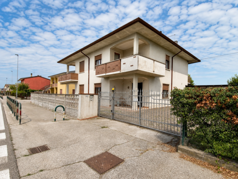 A Poianella di Bressanvido, in una tranquilla zona residenziale a pochi minuti dal centro del pae...