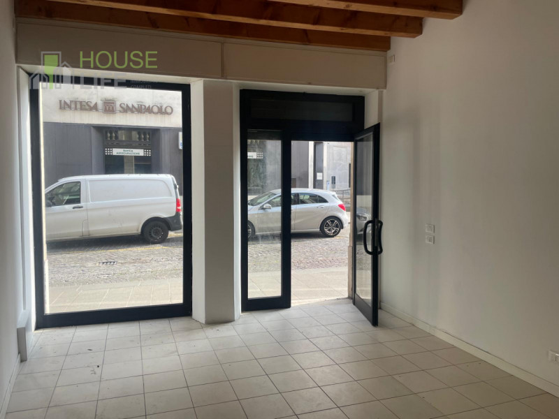SCHIO - Centro: in posizione centrale, vendesi NEGOZIO-UFFICIO vetrinato, piano terra. Possibilit...