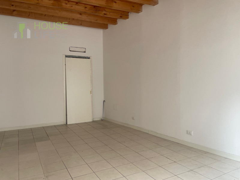 SCHIO - Centro: in posizione centrale, vendesi NEGOZIO-UFFICIO vetrinato, piano terra. Possibilit...
