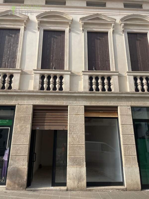 SCHIO - Centro: in posizione centrale, vendesi NEGOZIO-UFFICIO vetrinato, piano terra. Possibilit...
