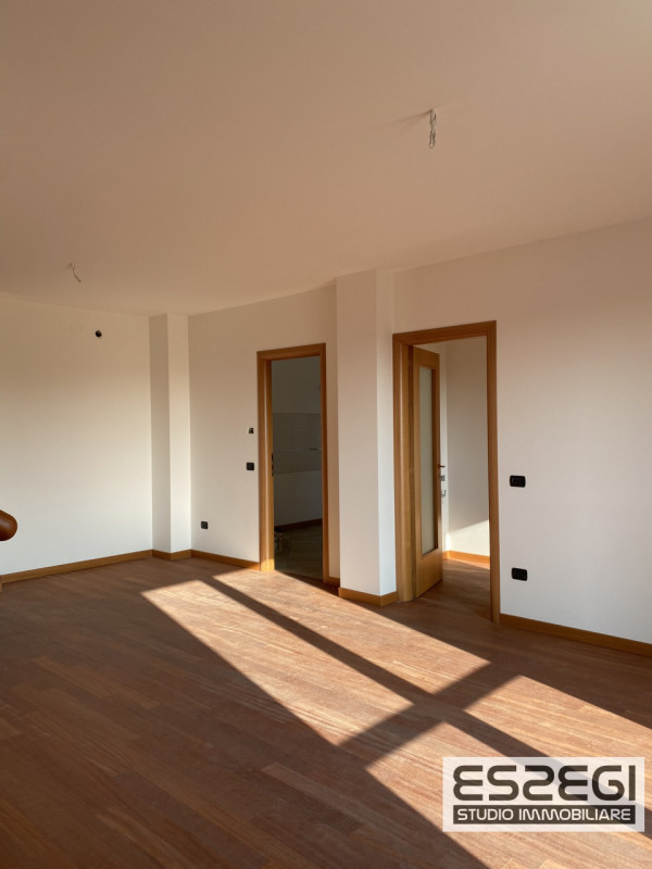 A Padova, nel quartiere San Carlo, proponiamo un elegante appartamento duplex in perfette condizi...