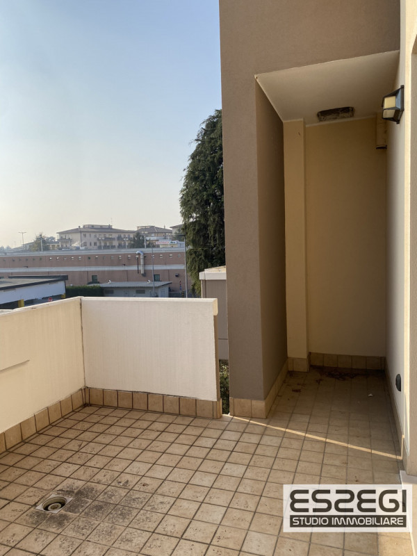 A Padova, nel quartiere San Carlo, proponiamo un elegante appartamento duplex in perfette condizi...