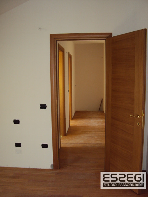 A Padova, nel quartiere San Carlo, proponiamo un elegante appartamento duplex in perfette condizi...