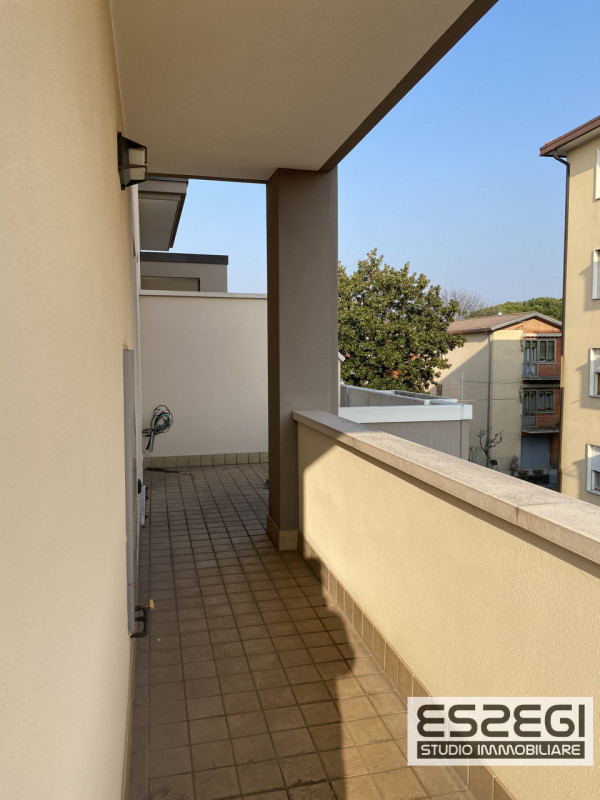 A Padova, nel quartiere San Carlo, proponiamo un elegante appartamento duplex in perfette condizi...