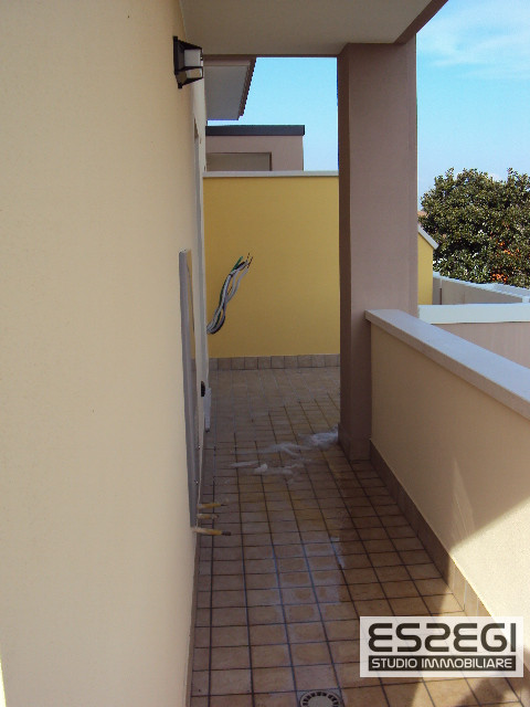 A Padova, nel quartiere San Carlo, proponiamo un elegante appartamento duplex in perfette condizi...