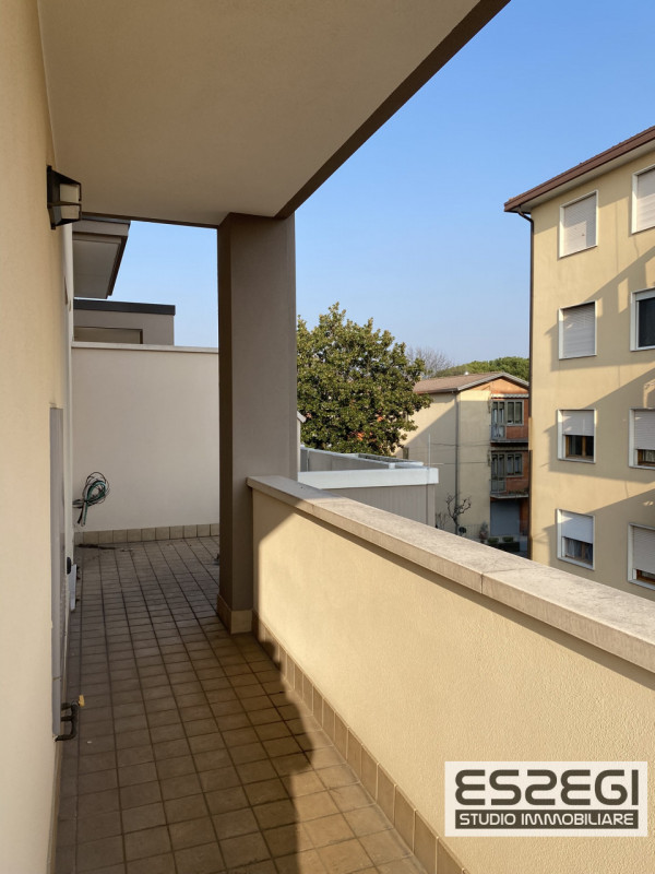 A Padova, nel quartiere San Carlo, proponiamo un elegante appartamento duplex in perfette condizi...