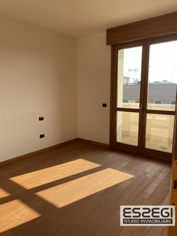 A Padova, nel quartiere San Carlo, proponiamo un elegante appartamento duplex in perfette condizi...