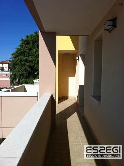 A Padova, nel quartiere San Carlo, proponiamo un elegante appartamento duplex in perfette condizi...