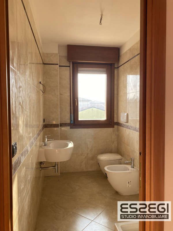 A Padova, nel quartiere San Carlo, proponiamo un elegante appartamento duplex in perfette condizi...