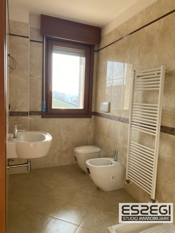 A Padova, nel quartiere San Carlo, proponiamo un elegante appartamento duplex in perfette condizi...