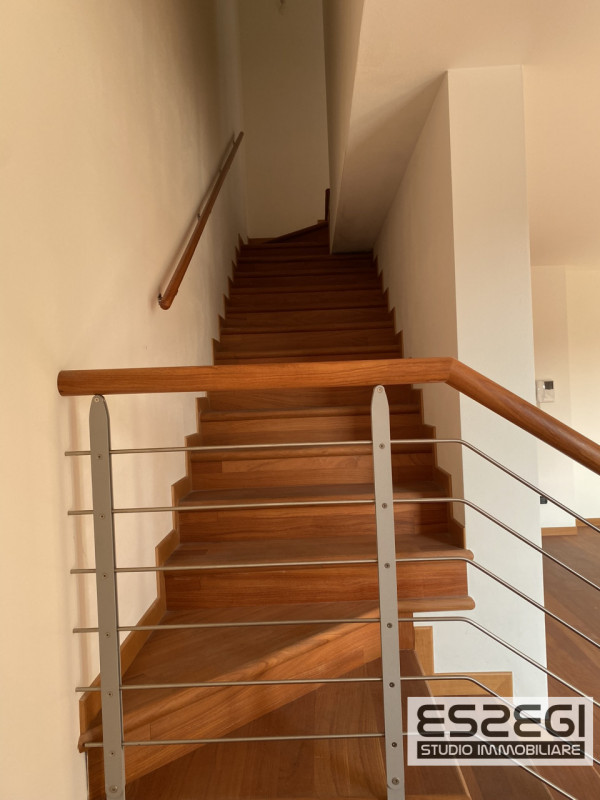 A Padova, nel quartiere San Carlo, proponiamo un elegante appartamento duplex in perfette condizi...