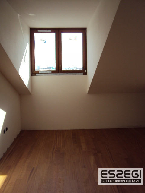 A Padova, nel quartiere San Carlo, proponiamo un elegante appartamento duplex in perfette condizi...
