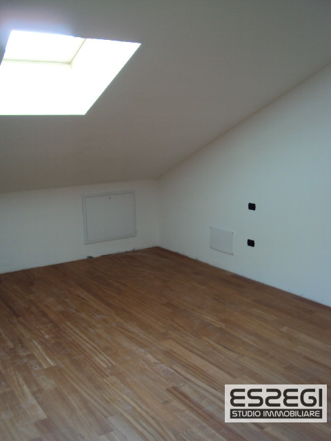 A Padova, nel quartiere San Carlo, proponiamo un elegante appartamento duplex in perfette condizi...