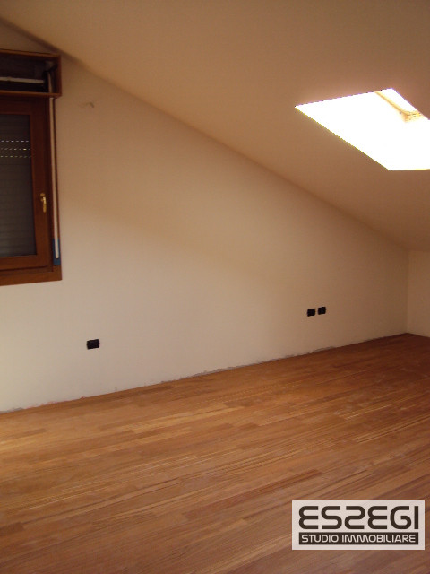 A Padova, nel quartiere San Carlo, proponiamo un elegante appartamento duplex in perfette condizi...