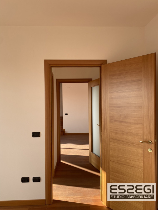A Padova, nel quartiere San Carlo, proponiamo un elegante appartamento duplex in perfette condizi...