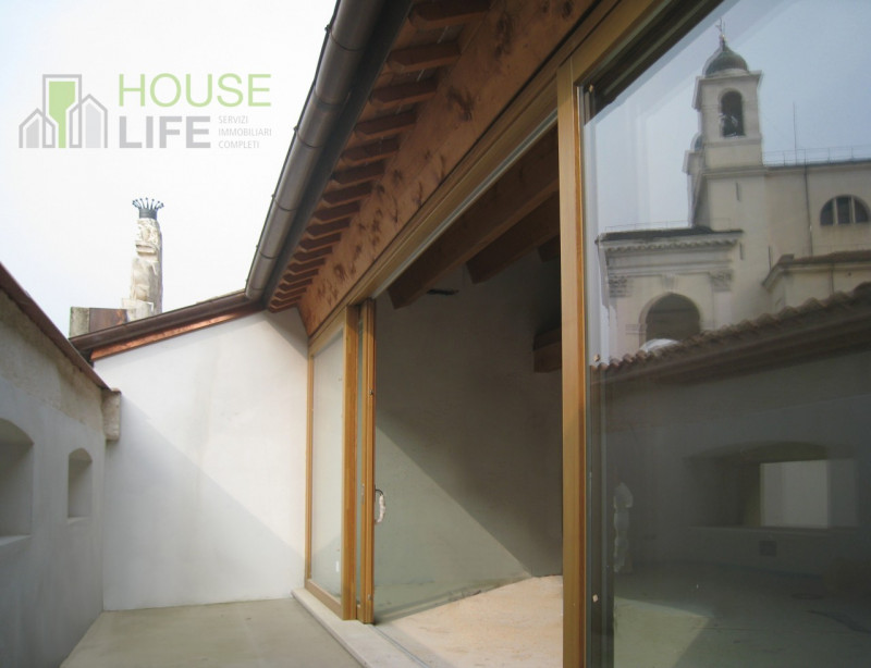 SCHIO-CENTRO: moderno TRICAMERE DUPLEX con finiture di lusso, in signorile palazzo storico nel ce...