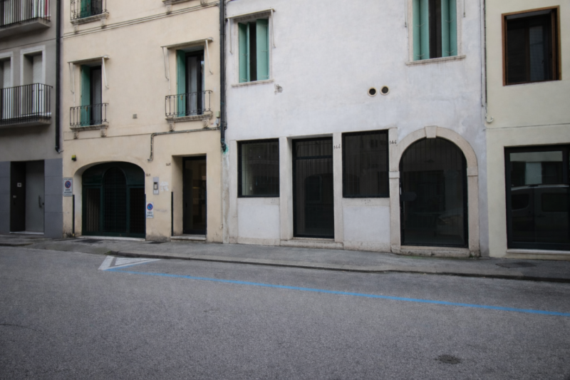 A pochi passi dal cuore del centro storico di Vicenza, in Borgo Santa Lucia, proponiamo in vendit...
