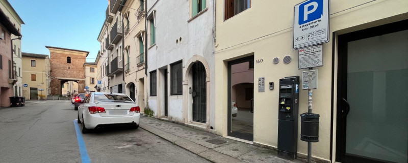 A pochi passi dal cuore del centro storico di Vicenza, in Borgo Santa Lucia, proponiamo in vendit...
