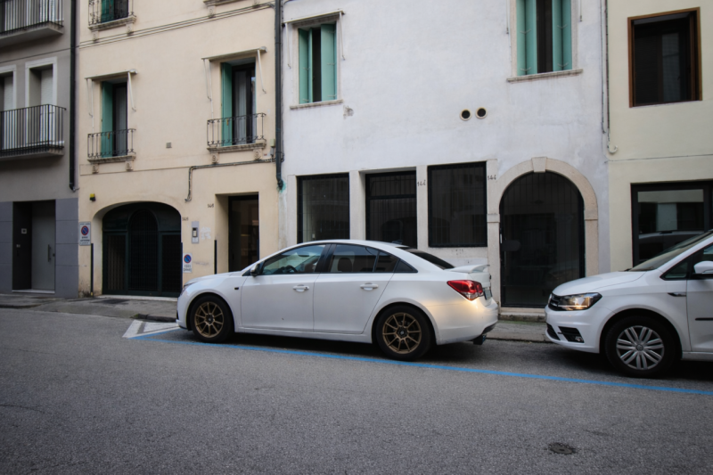 A pochi passi dal cuore del centro storico di Vicenza, in Borgo Santa Lucia, proponiamo in vendit...