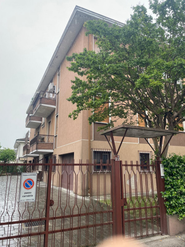 # Splendido Appartamento a San Bortolo - Luminoso e Spazioso

Scopri questa meravigliosa opportun...