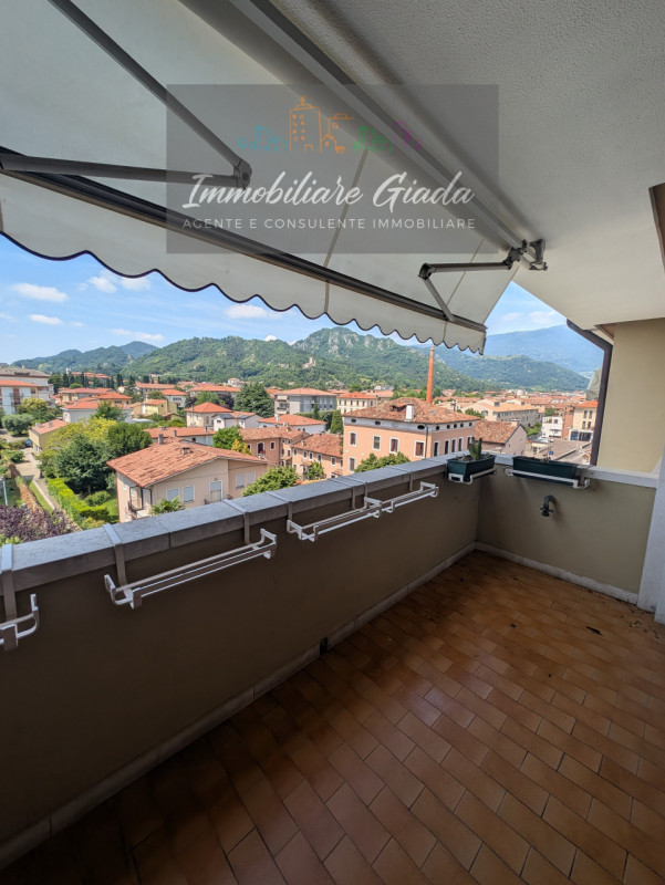 Immagina di tornare a casa ogni sera e ammirare la città dall'alto immerso nella tranquillità di ...