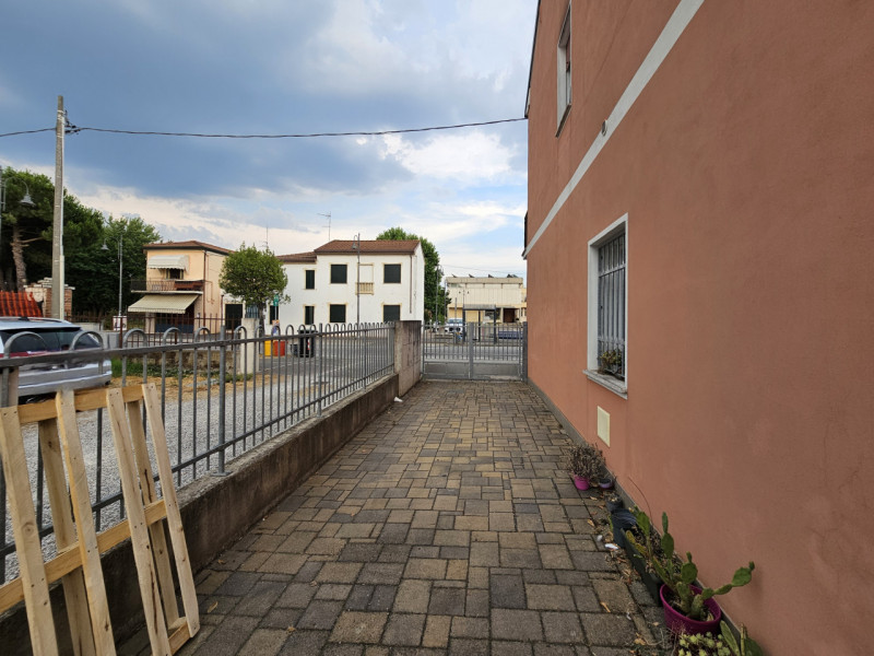 Proponiamo in affitto, in centro a Ponso, moderno e curato appartamento con ingresso indipendente...