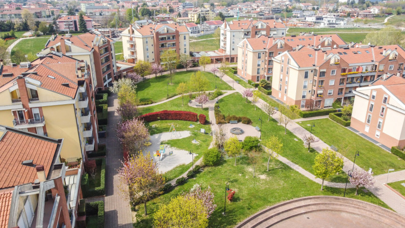 In via Fortin, adiacente ai principali servizi del quartiere, proponiamo appartamento posto al qu...