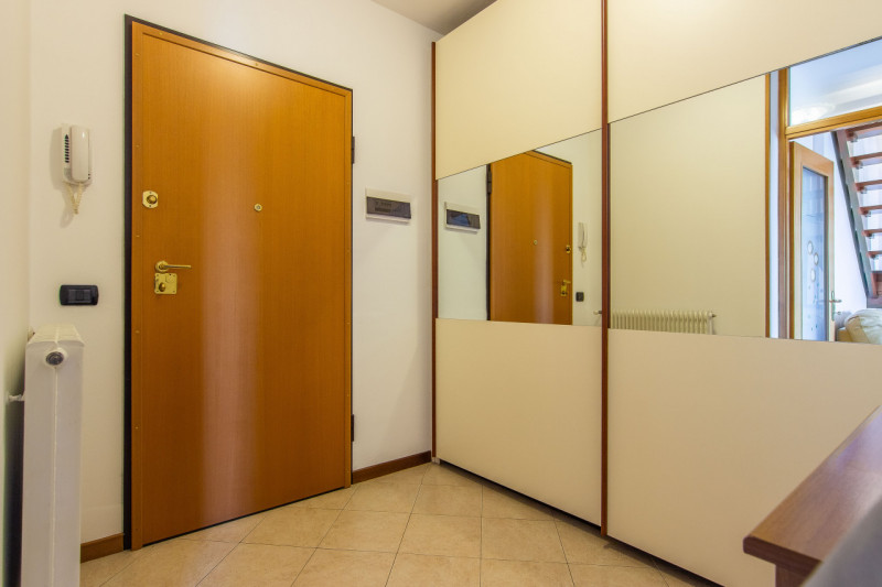 In via Fortin, adiacente ai principali servizi del quartiere, proponiamo appartamento posto al qu...