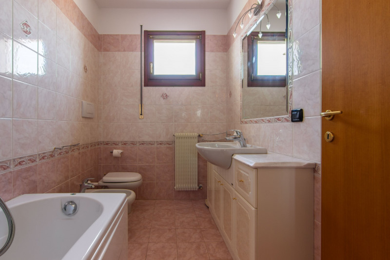 In via Fortin, adiacente ai principali servizi del quartiere, proponiamo appartamento posto al qu...