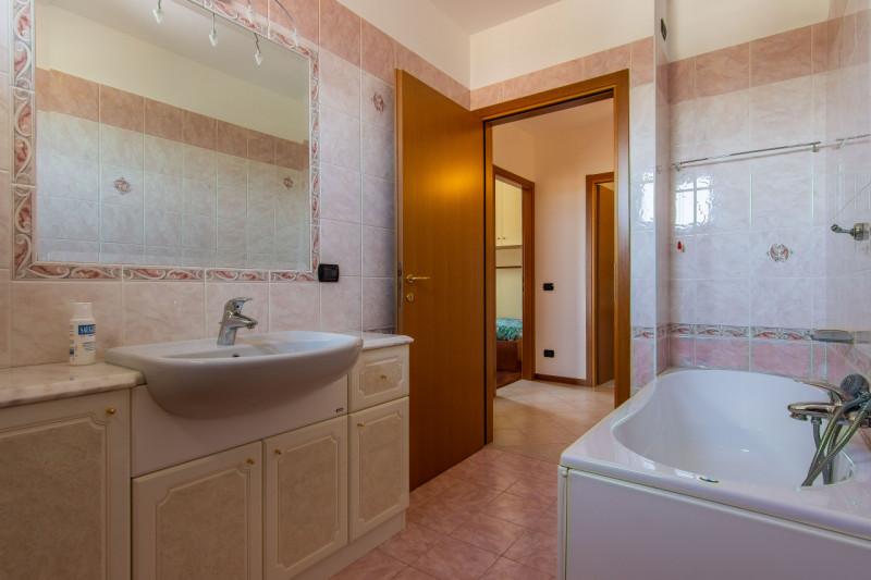 In via Fortin, adiacente ai principali servizi del quartiere, proponiamo appartamento posto al qu...