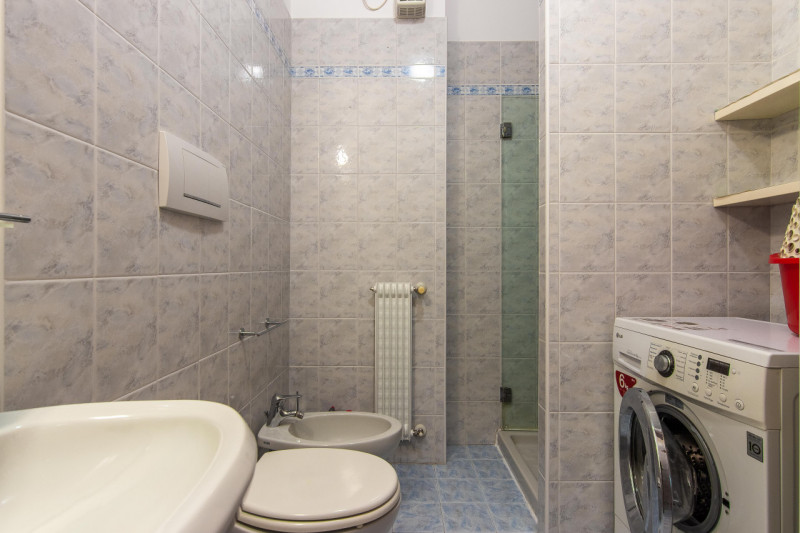 In via Fortin, adiacente ai principali servizi del quartiere, proponiamo appartamento posto al qu...