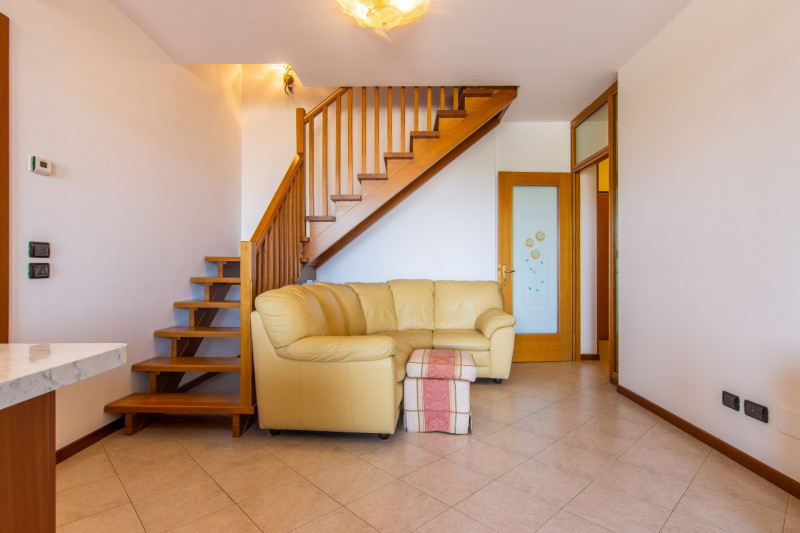 In via Fortin, adiacente ai principali servizi del quartiere, proponiamo appartamento posto al qu...