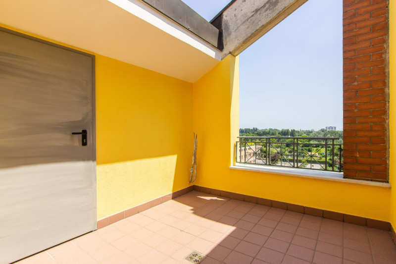 In via Fortin, adiacente ai principali servizi del quartiere, proponiamo appartamento posto al qu...