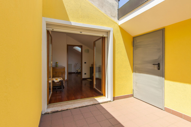 In via Fortin, adiacente ai principali servizi del quartiere, proponiamo appartamento posto al qu...