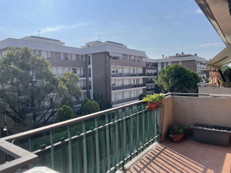 Scopri questo splendido appartamento pentalocale situato nel cuore del quartiere Santa Rita di Pa...