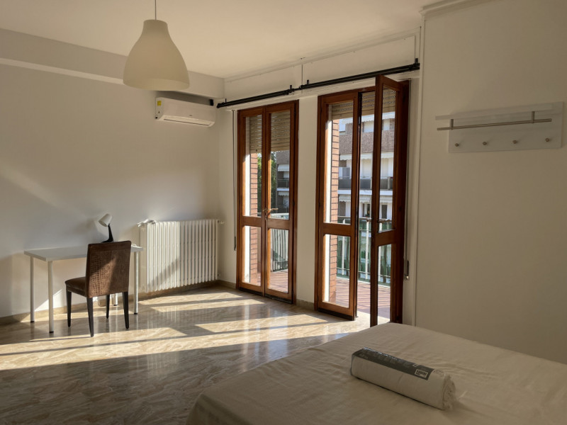 Scopri questo splendido appartamento pentalocale situato nel cuore del quartiere Santa Rita di Pa...