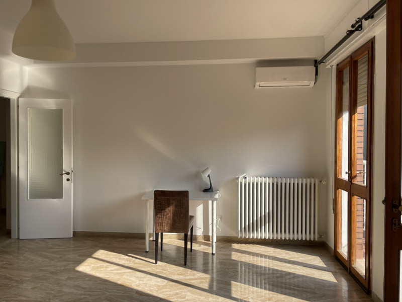 Scopri questo splendido appartamento pentalocale situato nel cuore del quartiere Santa Rita di Pa...
